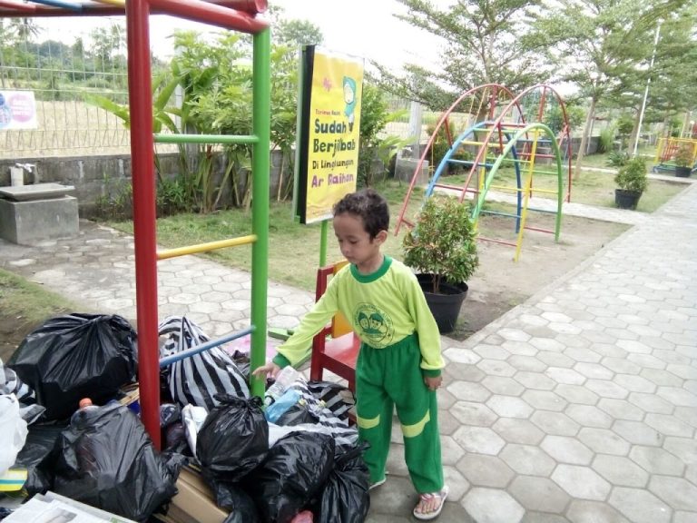 Ar Raihan Manfaatkan Sampah untuk Media Pembelajaran Hingga Bangun Gedung
