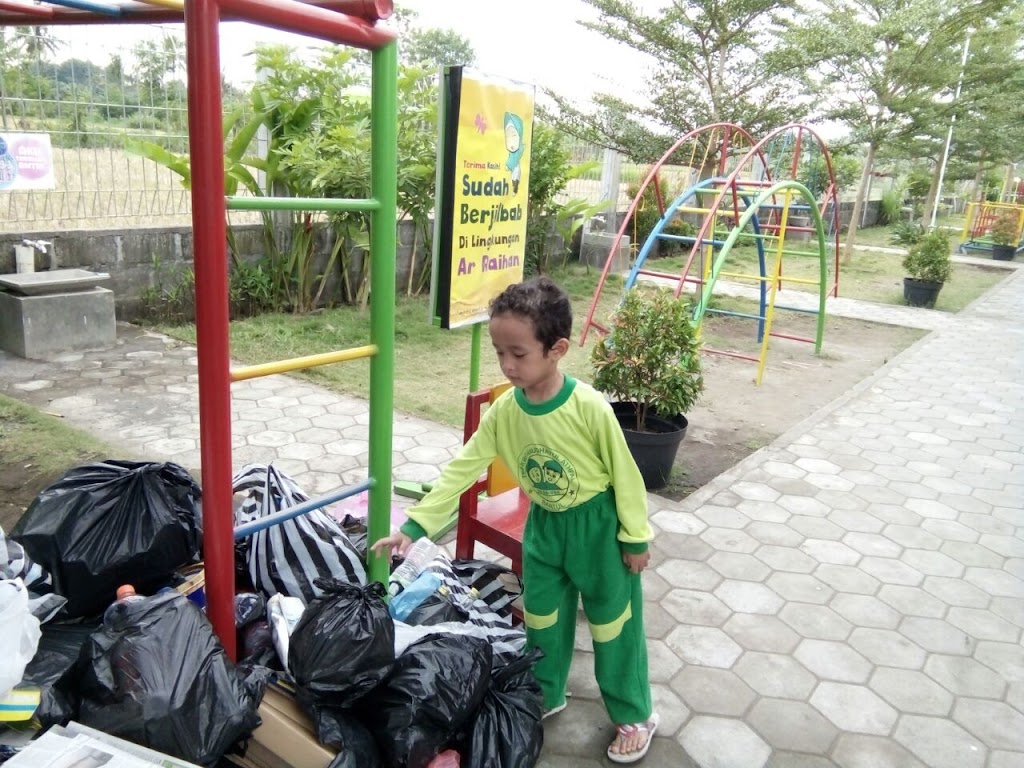 Ar Raihan Manfaatkan Sampah untuk Media Pembelajaran Hingga Bangun Gedung
