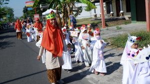 Gelar Karya Kirab 11 Gunungan, 317 Siswa RA Ar Raihan Sambut Maulid Nabi dengan Berbagi Bersama