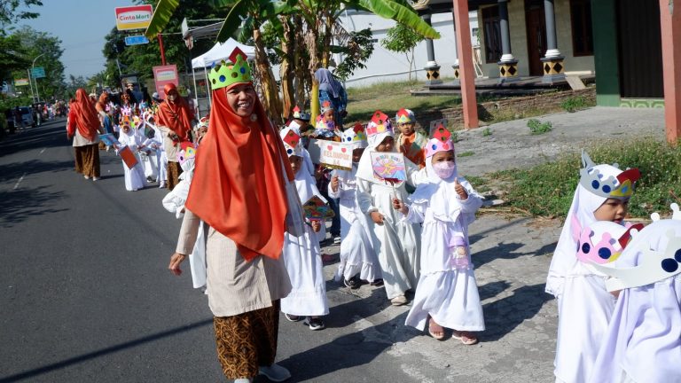 Gelar Karya Kirab 11 Gunungan, 317 Siswa RA Ar Raihan Sambut Maulid Nabi dengan Berbagi Bersama